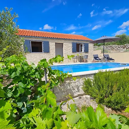 Stone House In Vineyard Hébergement de vacances *